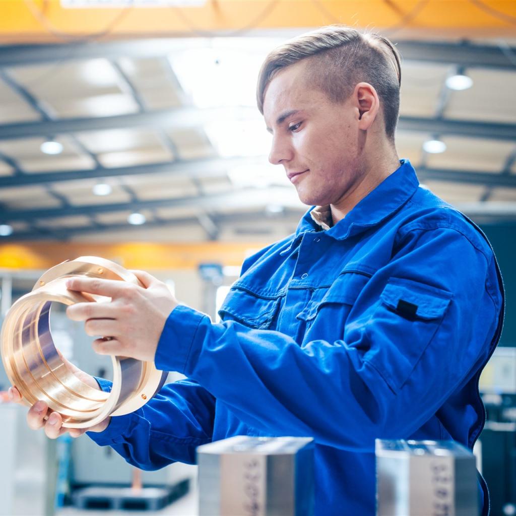 Ein Metallbauer begutachtet sein Werkstück