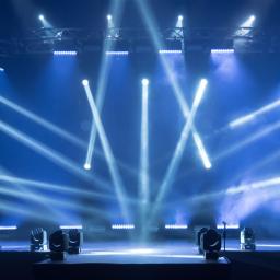 Helle Scheinwerfer beleuchten die Szene eines Bühnenbildes