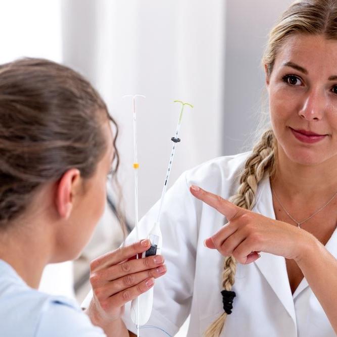 Eine Hebamme erklärt einer Studierenden einen Sachverhalt