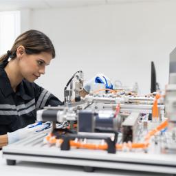 Eine technische Produktdesignerin arbeitet an einem neuen Entwurf