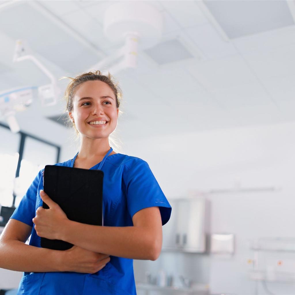 Eine medizinische Fachangestellte mit einer Patientenakte in der Hand 