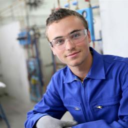Ein junger Zerspanungsmechaniker mit Schutzbrille