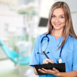 Eine operationstechnische Assistentin mit einer Patientenakte 