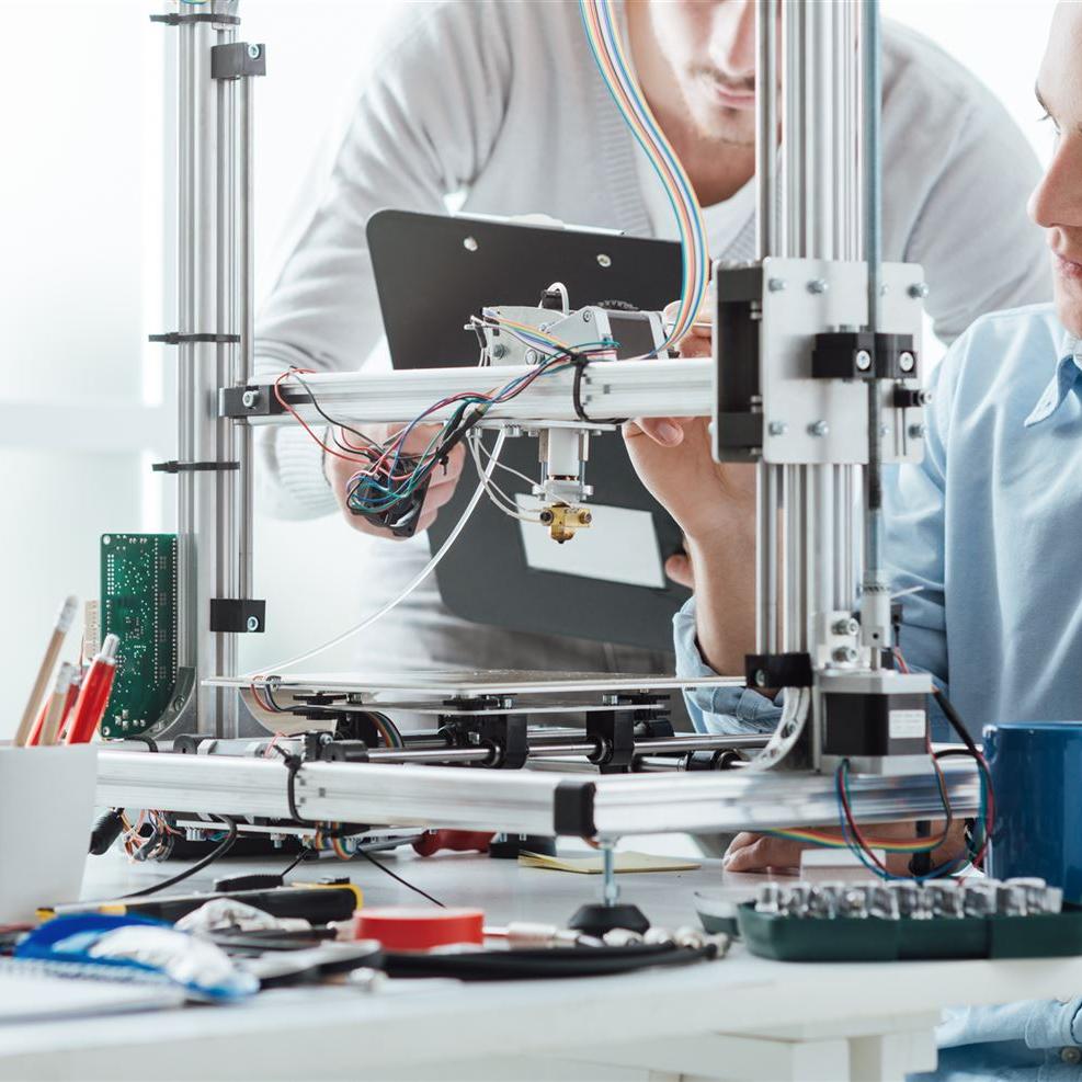 Ein junger Fachinformatiker arbeitet an seinem Arbeitsplatz