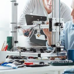 Ein junger Fachinformatiker arbeitet an seinem Arbeitsplatz