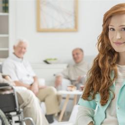 Eine junge Studierende in einem Pflegeheim