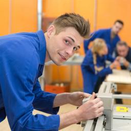 Ein Holzbearbeitungsmechaniker arbeit an seinem Werkstück